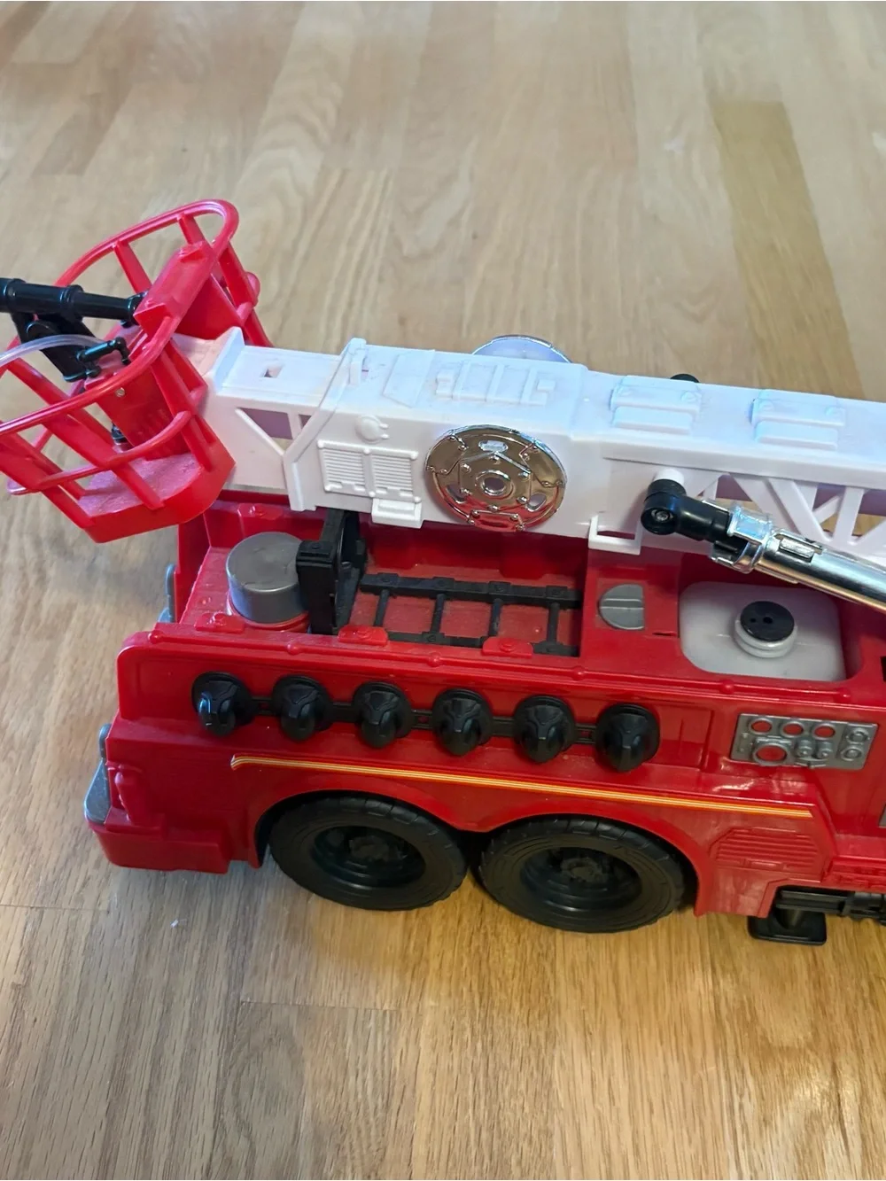 Fire Truck with Extendable White Ladder & Water Spray Kid Connection